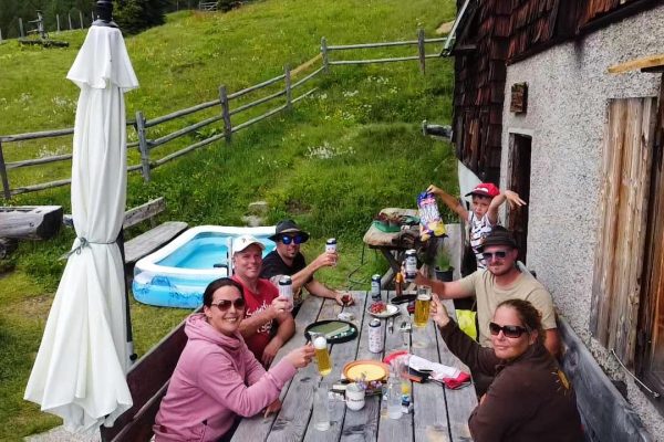 Gesellige Runde vor der Hoferhütte! Entspannung nach dem Wandern im Herbst
