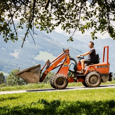 Mit unserem Traktor werden die Tiere versorgt