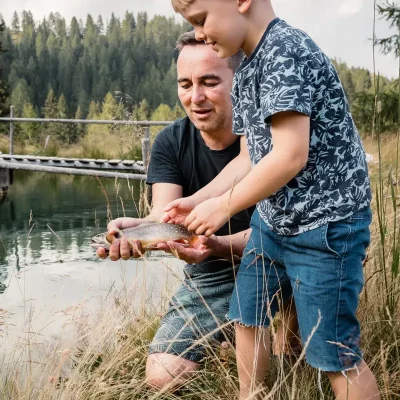 Gemeinsames Angeln in der Natur