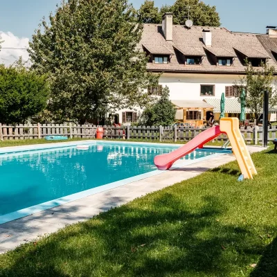 Auch der klassische Pool mit Kinderrutsche fehlt nicht