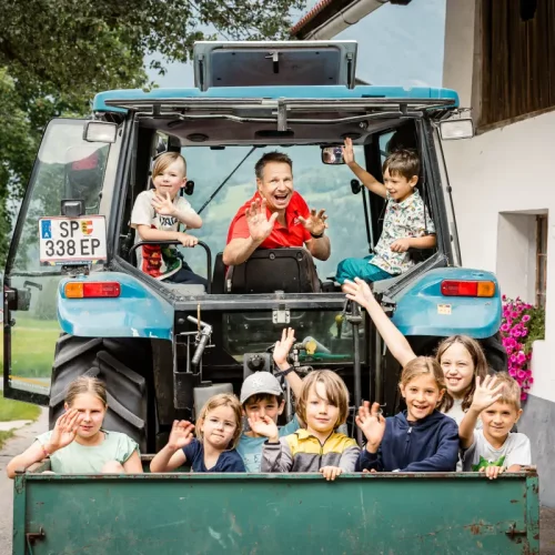 Die Kinder fahren mit dem Traktor