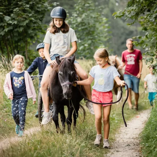 Ponyreiten am Kinderbauernhof