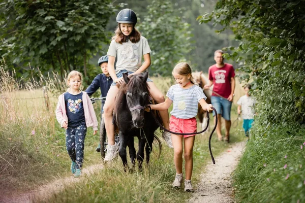 Ponyreiten am Kinderbauernhof