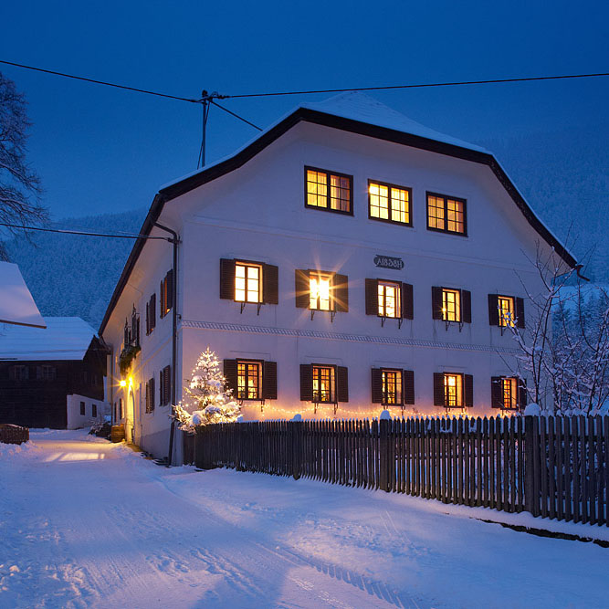 Hoferhaus von außen stimmungsvoll beleuchtet