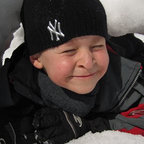 Pauli beim Spielen im Schnee!