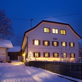 Hofeinfahrt mit Schnee