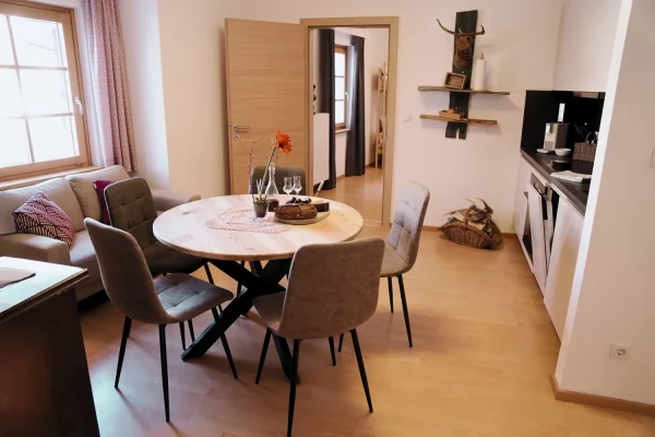 Offener Essbereich mit Küche in der Ferienwohnung für Familien mit moderner Ausstattung.