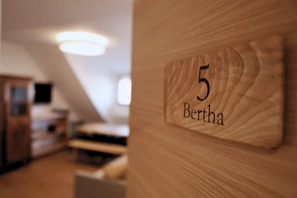 Türschild Bertha aus Naturholz mit alpinem Charakter.