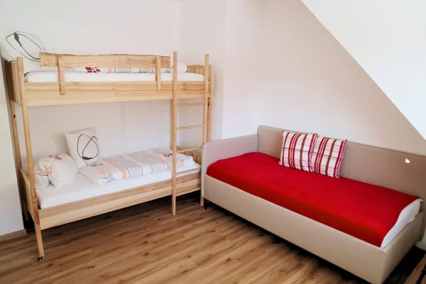 Kinderzimmer mit Stockbett, ideal für einen Familienurlaub.
