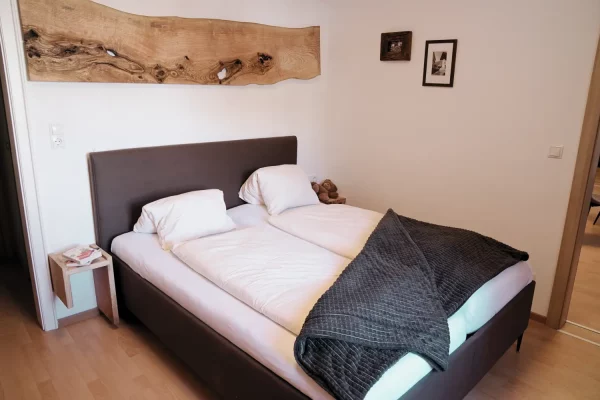 Gemütliches Schlafzimmer mit Doppelbett, Holzelementen und ruhiger Atmosphäre.